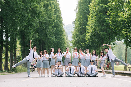 闵行大学毕业照合影创意拍摄定格青春